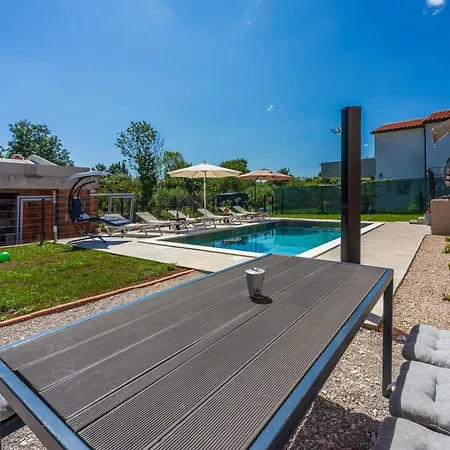 Daris Villa
